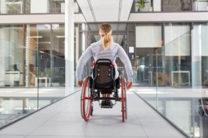 Frau im Rollstuhl