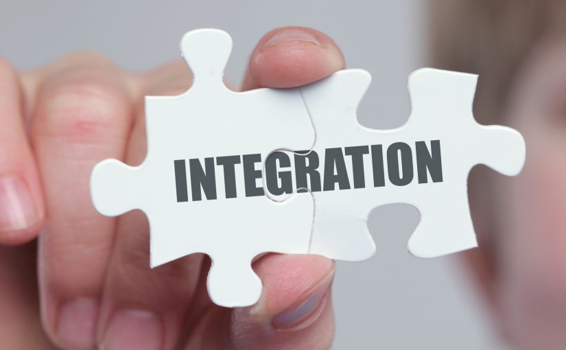 Puzzelteile, die das Wort Integration bilden