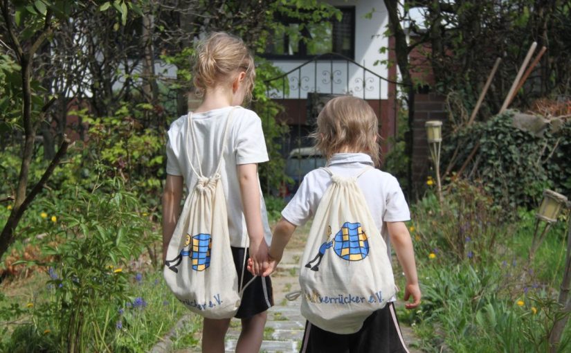 2 Kinder Spaziern mit Rucksack