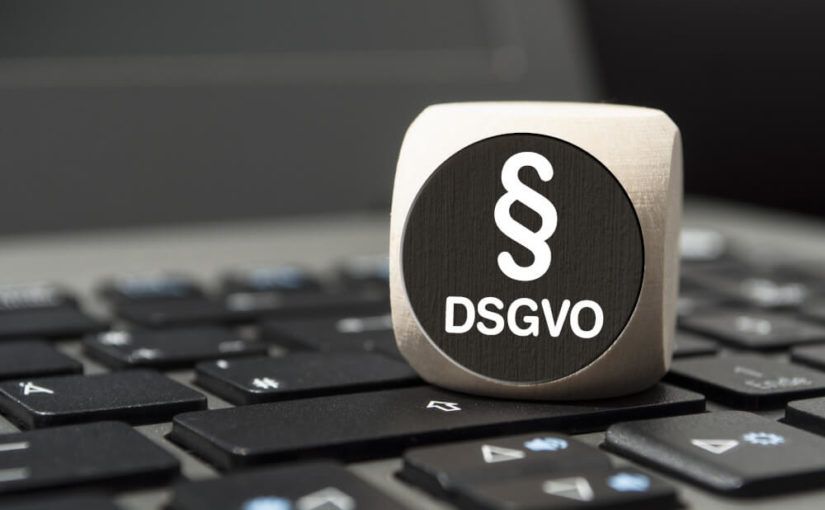 Würfel mit Aufschrift DSGVO auf Tastatur