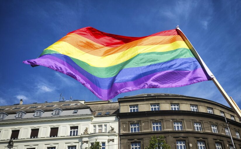 Regenbogenflagge über großem Gebäude